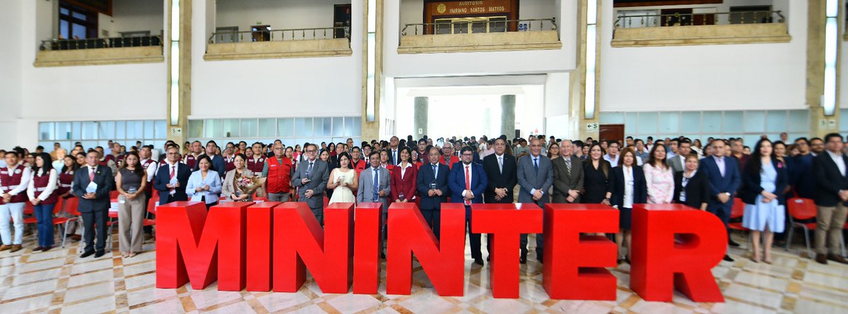 MininterPeru's tweet photo. El #Mininter conmemora el Día del Servidor Público en una ceremonia donde reconoce el compromiso y la vocación de servicio de quienes trabajan cada día por el bienestar, la seguridad y el desarrollo de todos los peruanos. https://t.co/6j5gvYkawz