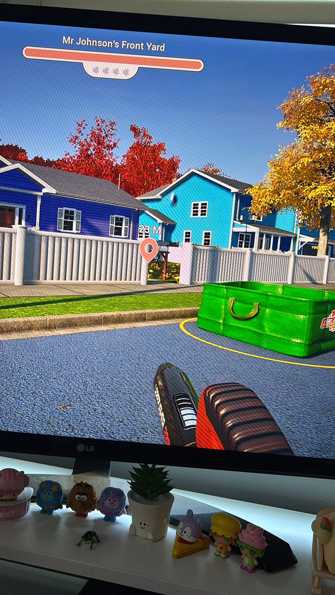 EmilyKittens's tweet photo. Live and leaf blowing! Come say hi! https://t.co/eGSWT54bO7 https://t.co/4XyhC8thTr