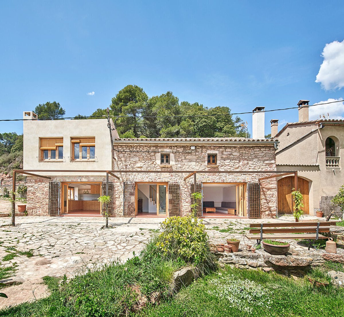 arqcommx's tweet photo. Piedra local, muros de hasta 70 cm de espesor, techos originales recuperados y grandes aperturas hacia el paisaje. 108ERA por Vallribera Arquitectes demuestra que la mejor arquitectura contemporánea no siempre añade más: a veces consiste en revelar la belleza que ya existía https://t.co/QMMyC1bFiG
