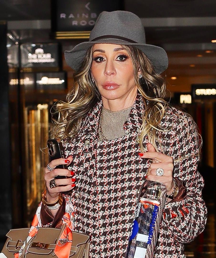 OolaFanForever's tweet photo. #HaileyGlassman, 39, a public relations person who used to date Jon Gosselin (Jon & Kate plus 8), is the daughter of a plastic surgeon who joined #RHONY for S16, which just finished filming. 💃🍸#Bravo https://t.co/JL2oJ5Mnrb