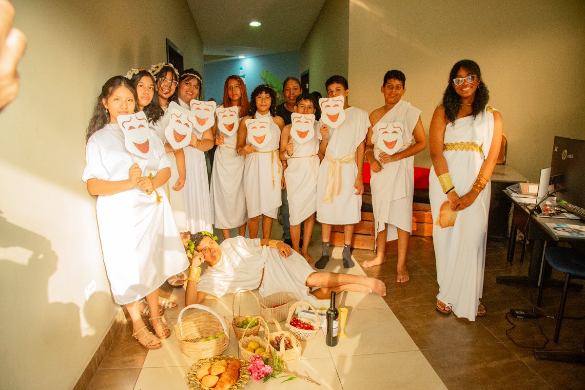 ZumarGye's tweet photo. 24 alumnos del CAC ZUMAR Bastión Popular, presentaron su primera obra de teatro titulada “Los inicios de los Teatros” bajo la guía de la docente Mercedes Payne.
La Alcaldía de Guayaquil, a través de ZUMAR, fortalece el arte y la cultura en la #CiudadDeTodos.
#AsíSeHaceGuayaquil https://t.co/pMlHrT7SgU