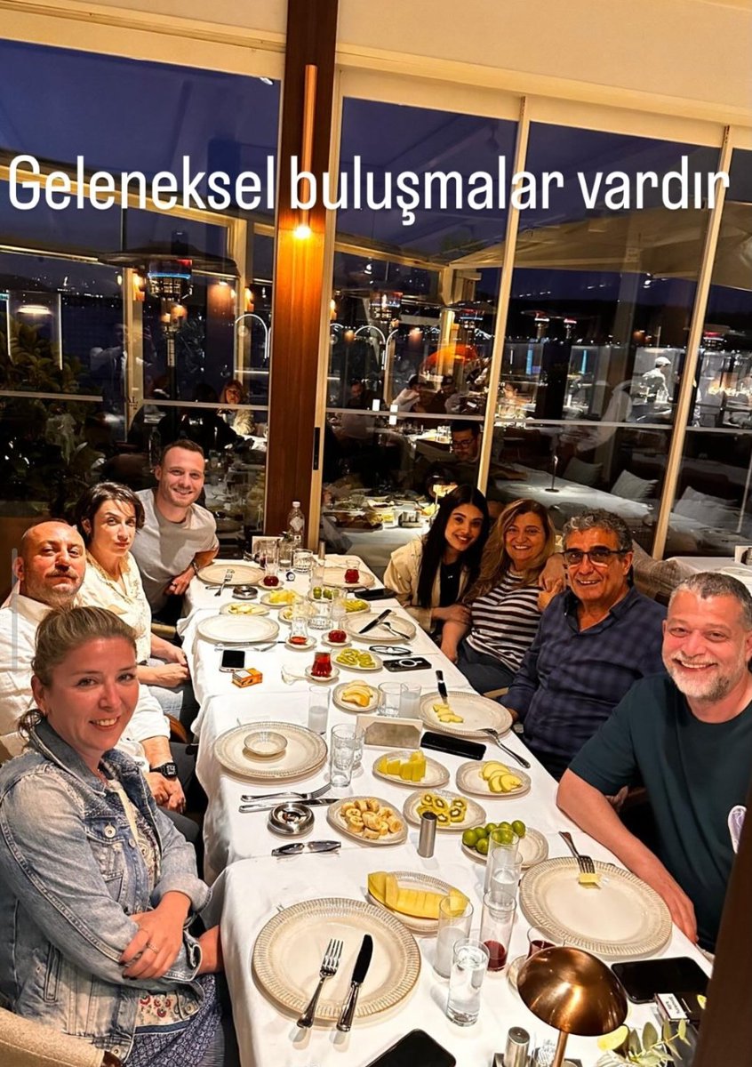 miabrsnw's tweet photo. MENTIRA QUE TEVE ENCONTRINHO LIZKER COM A EQUIPE DE ÇARPINTI AAA 😭🧡
#KeremBürsin • #LizgeCömert https://t.co/hgntMndZjJ