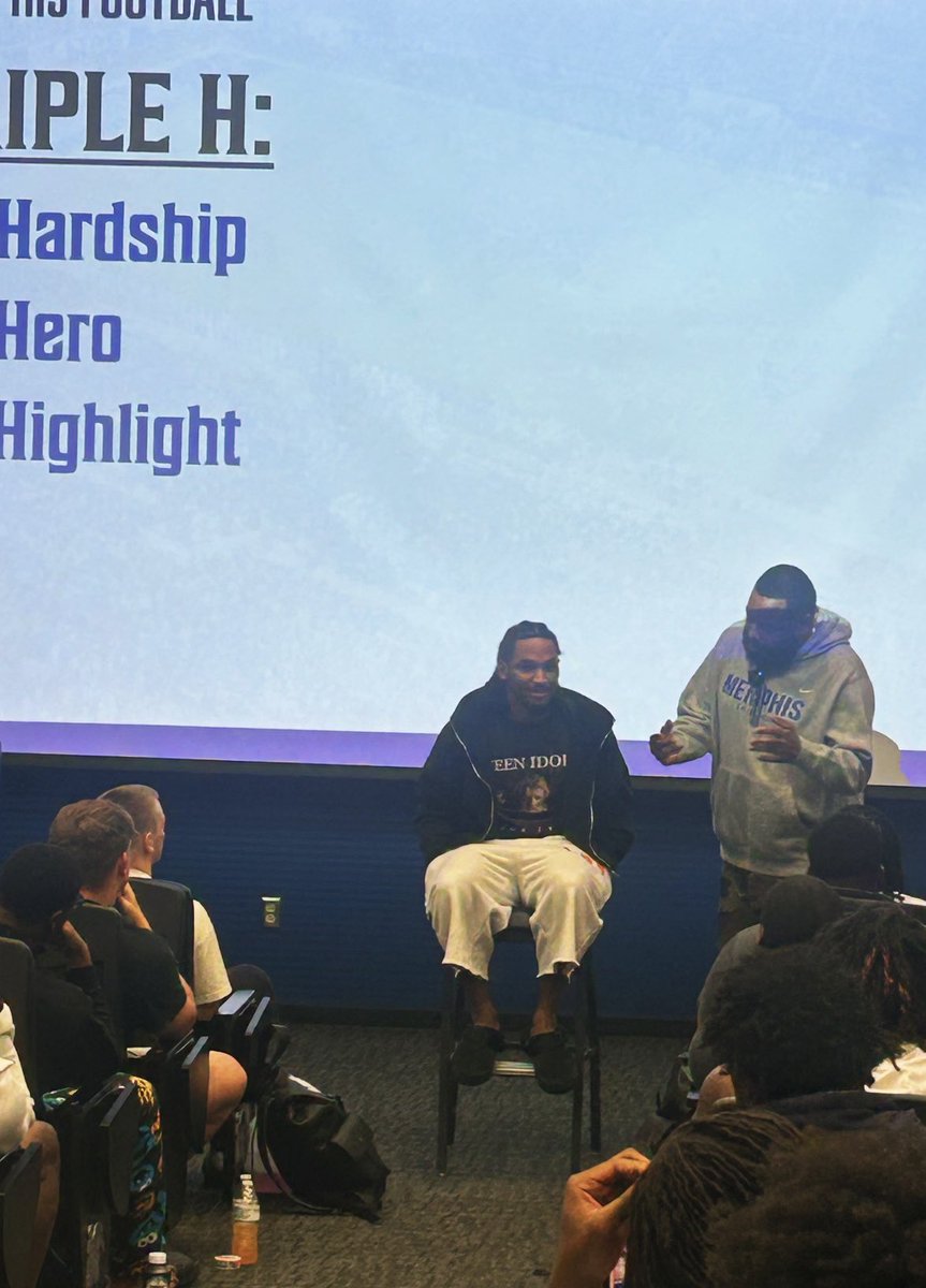 Shep71's tweet photo. We defended RESPECT and HONOR today in our LIFE session with the University of Memphis @MemphisFB football team. This group has their eyes on a legendary prize‼️ #ShepInspires #KeepTheChange #Memphis #GoTigersGo

📸  @ogerikmartinez https://t.co/myeuBK8Yxq