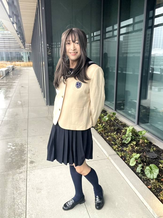 linker_S50's tweet photo. 高輪ゲートウェイシティで撮った画像４
白ブレザーのセーラー服は清楚な感じでかわいいですね🥰 https://t.co/1PaCjYVXl8