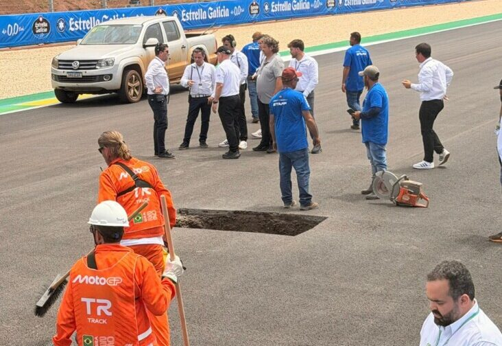 ElChiringuitoRB's tweet photo. 🚨ÚLTIMA HORA
Se canceló el #BelRb hasta nuevo aviso porque se cayó el asfalto en la curva blanchimont
👷Los expertos apuntan que ya se ha contratado un equipo de albañiles rumanos con enanismo para arreglarlo
@BecariosRacing #RbXiii https://t.co/Yl8ZMLMe5A