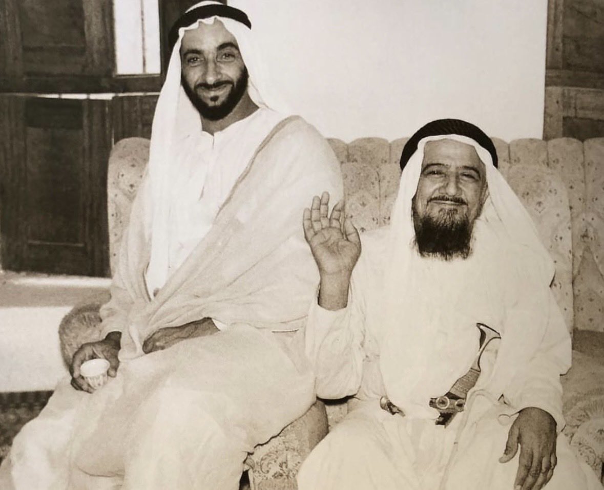 Hmd_Almarar's tweet photo. " شخصية محترمة ومحبوبة "
" أقرب أصدقاء الشيخ زايد ولا يفارقه أبدًا "
" الشيخ زايد يعدّه مستودع أسراره ومكان ثقته "

- الرحّالة بكماستر 
في وصف الشيخ 'مانع بن محمد الظاهري'
رفيق درب الشيخ زايد - 1952م

📷 صورة تجمع الشيخ زايد بن سلطان والشيخ مانع https://t.co/jxC6uxiq0q