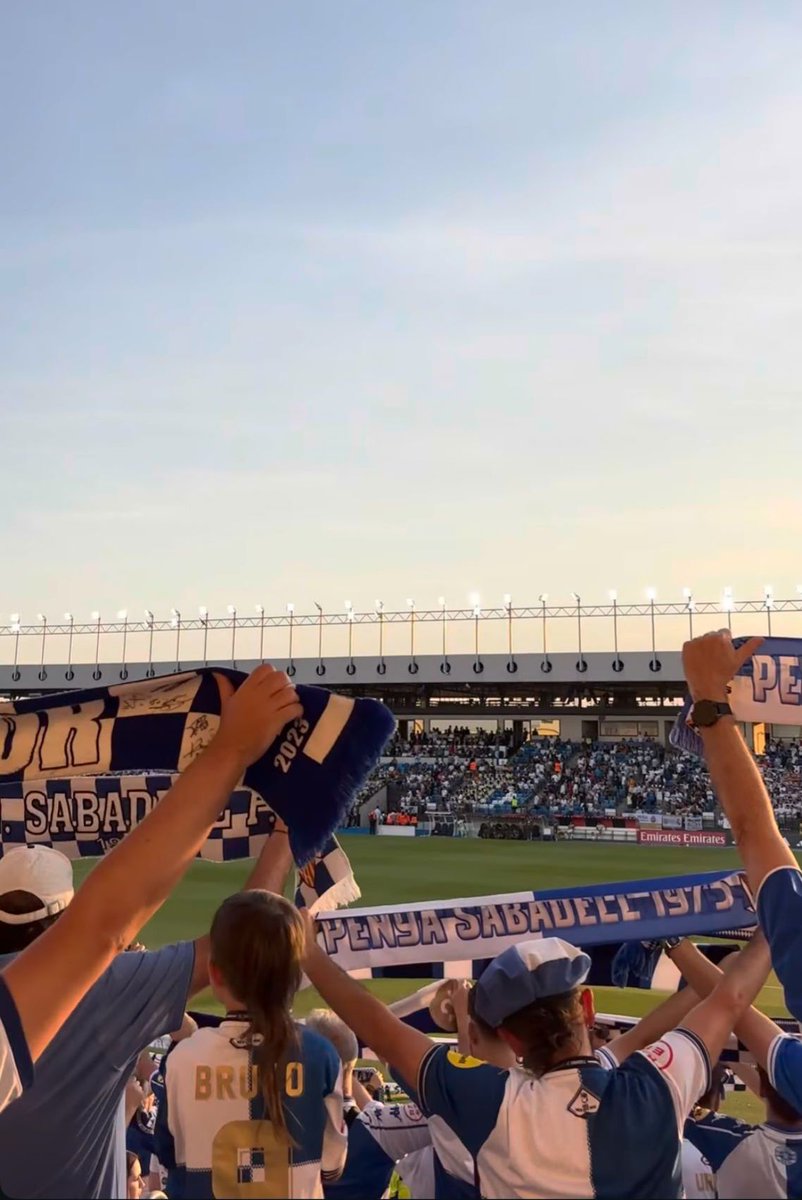 albertcampe's tweet photo. Papa, per què som del Sabadell? Després del bany que ens han donat avui, m'ha preguntat el meu fill. I jo li he contestat: per poder viure una remuntada històrica la setmana vinent! @CESabadell #AMQM #remuntadarlequinada https://t.co/Pge72DtWgk