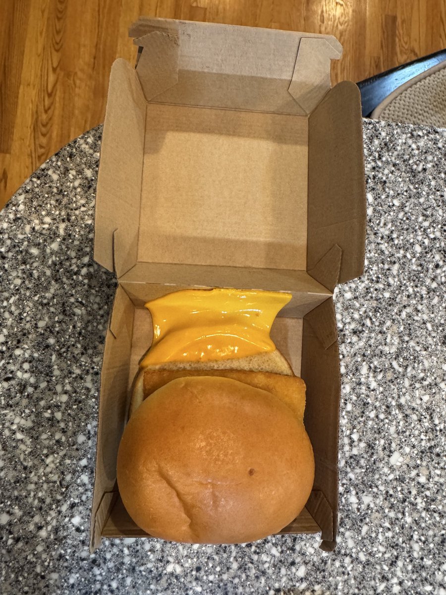 jeffsr50's tweet photo. Hey @McDonalds I didn’t order my cheese on the side#hadtotrytodothis https://t.co/yzFbBCTPvO