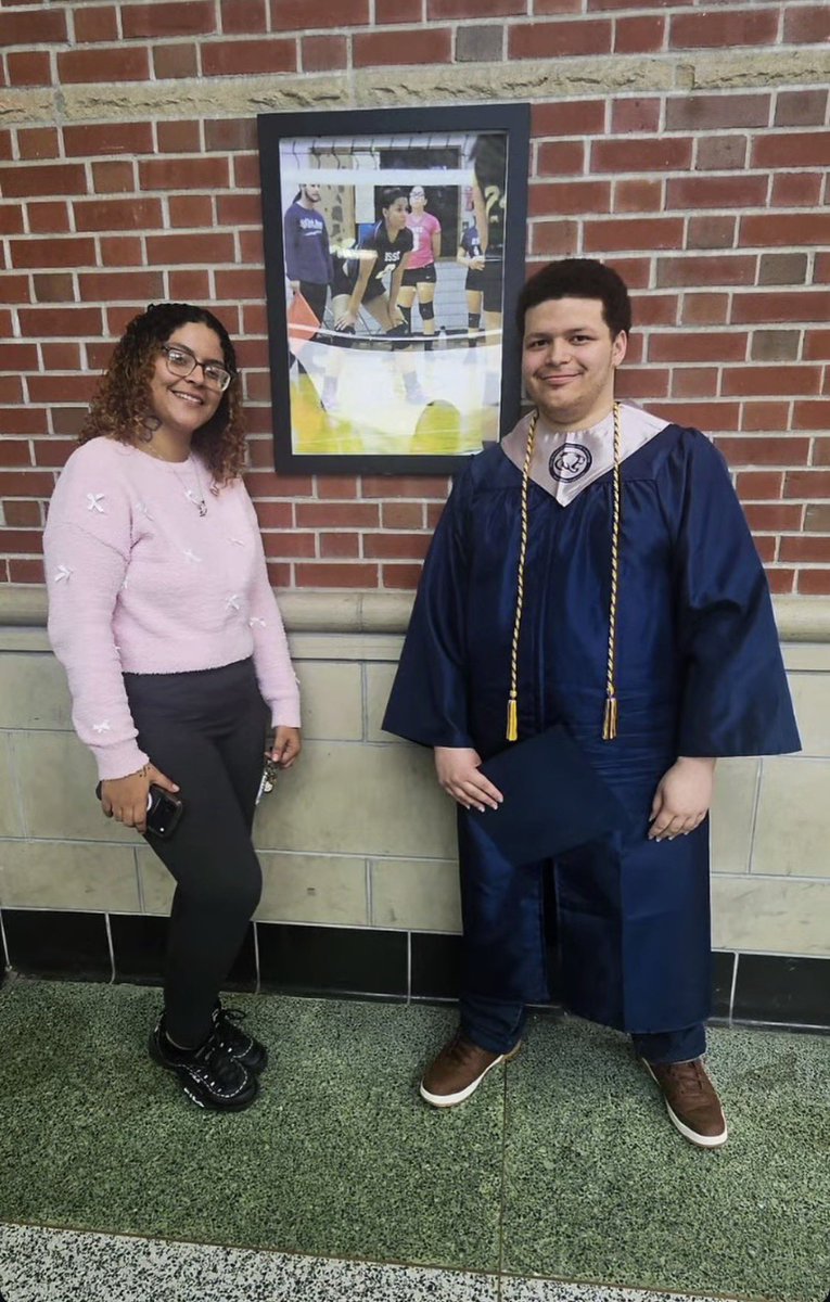 DaRealYandelOMG's tweet photo. 2019 Graduate next to a 2026 Graduate. Sister and Brother https://t.co/YlnURigtL6