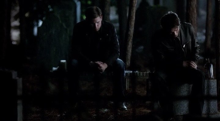 dysaniasli's tweet photo. damon’ın merhametli tarafını keşfettiğimiz, duygusal bağ kurduğu karakterlerle olan sahneleri beni aşırı etkiliyor.. alaric’in mezarında dertleşmeleri ve o öldükten sonra bar taburesini boş bırakması, rose’un rüyalarına girip rahatlatması ve son anlarında onu asla yalnız bırakmaması, liz’in hayatını defalarca kurtarması, hastanede refakatçisi olup son nefesine kadar başından ayrılmaması.. şu sahnelerde ağladığımı bilmeseniz de olur.. #tvd