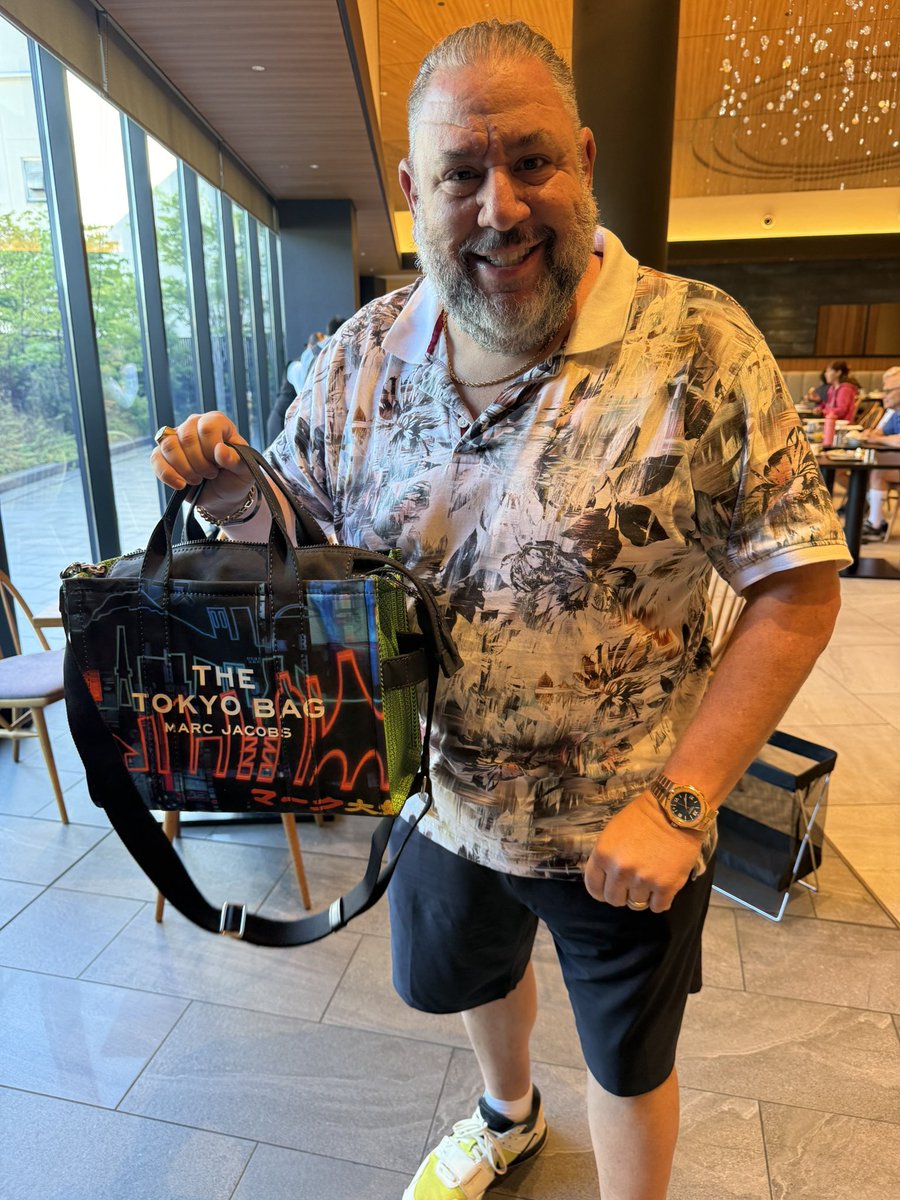 LuxXLDrip's tweet photo. My new Marc Jacobs Tokyo Tote Bag got the VIP treatment tonight. 🇯🇵👜 The restaurant provided a special box beside the table so handbags never have to touch the floor. It’s the little details like this that make Japan special. #Tokyo #MarcJacobs #JapanTravel #LuxuryLifestyle https://t.co/Mbcnd9v3o4