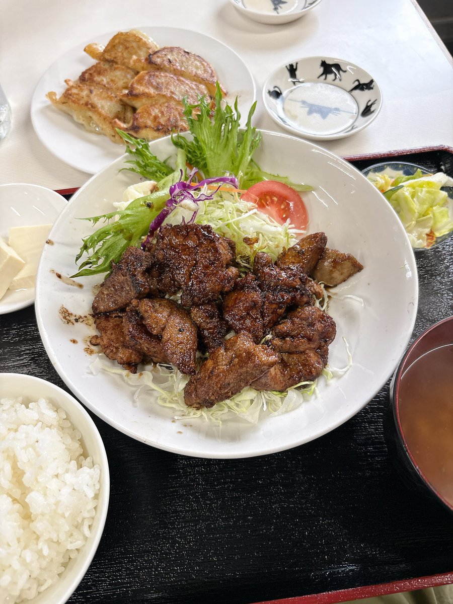 suzu0714's tweet photo. 5月29日に放送された #孤独のグルメ に登場する、取手の #越後屋 さんへ一足早く行ってきました〜🙌

昼12時到着で2時間半待ちの大行列〜💦
でも、ひと口食べた瞬間に並んだ疲れが吹き飛ぶくらい、もの凄く美味しい #レバーステーキ でした😋開店前に並ぶとよいかも！🚓来るので🚗は近くのコイン🅿️へ https://t.co/nGUIvCaoVL