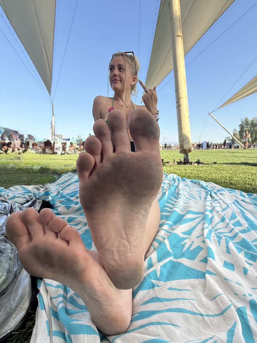 x3bbygrl's tweet photo. You would rather kiss my dirty festival feet than your wife https://t.co/QsO4gMwPTX