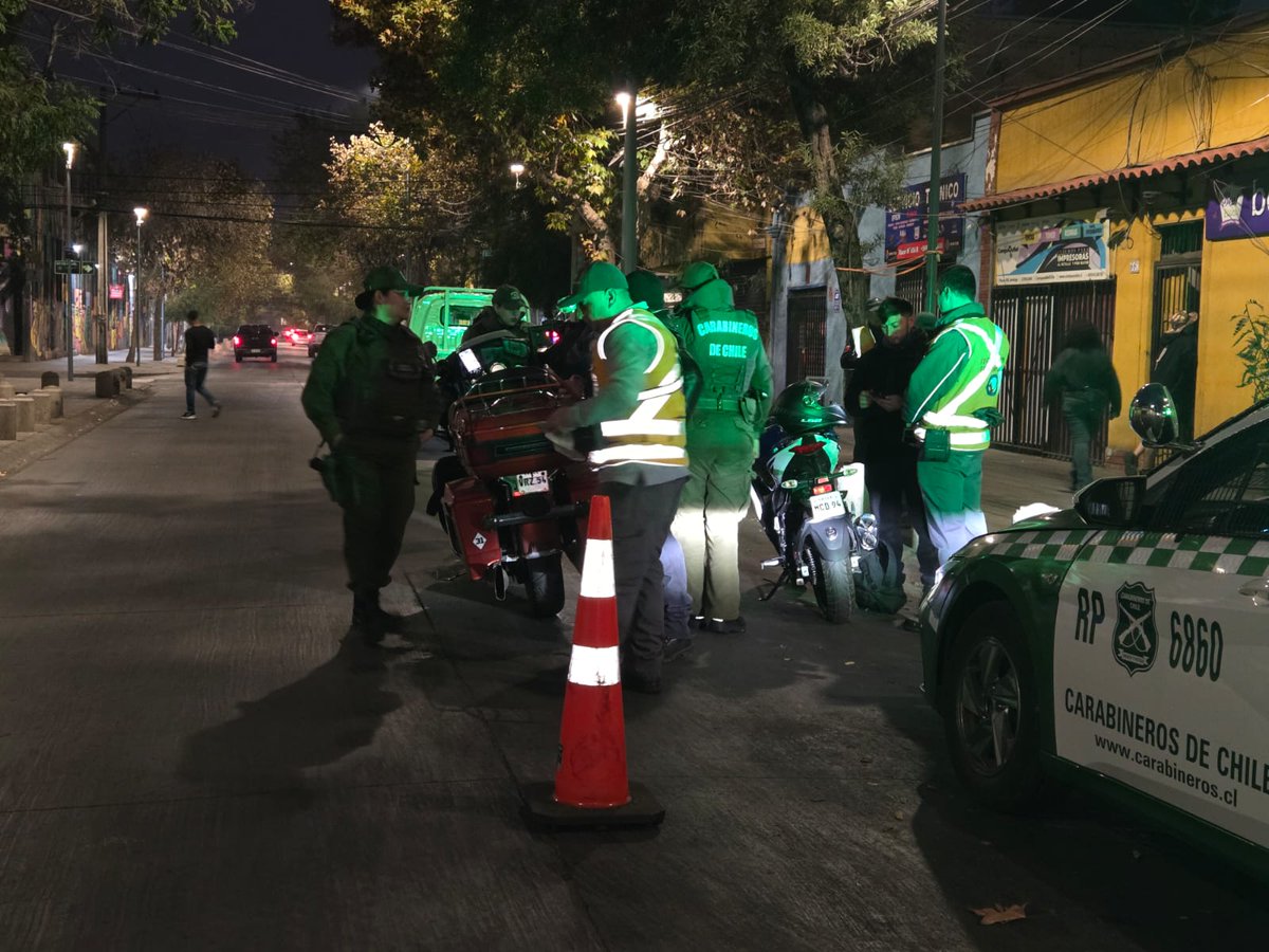 CarabPrCentral's tweet photo. Personal de la 4ª Comisaría, junto al Ministerio de Transportes, intensifica fiscalizaciones a vehículos y motocicletas en el Barrio Franklin para verificar el cumplimiento de la normativa vigente y detectar ilícitos en flagrancia. #carab # prefcentral https://t.co/Yd6RTTUqcR