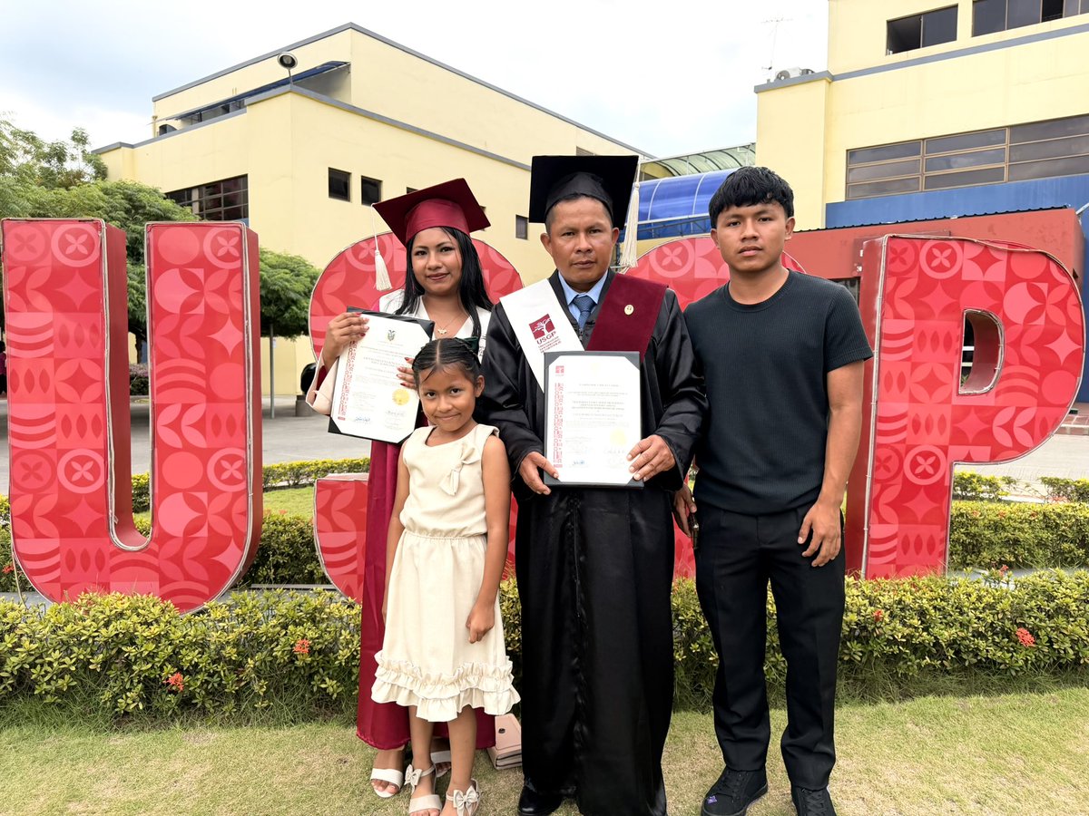 USGPOFICIAL's tweet photo. Cómo un padre y su hija de Morona Santiago cumplieron un sueño compartido y se graduaron el mismo día en la USGP

Desde la ciudad de Pablo Sexto de la provincia de Morona Santiago, a más de 12 horas de Portoviejo, Marcelino Uwijint Tukup Etsa y su hija, Yesenia Erika Uwijint Piruch, emprendieron un desafío que parecía casi imposible: alcanzar sus metas profesionales sin abandonar sus responsabilidades laborales y familiares. Hoy, ambos celebran haber cumplido ese sueño en la Universidad San Gregorio de Portoviejo, graduándose el mismo día.

Marcelino obtuvo el título de Magíster en Educación con mención en Orientación Educativa y Desarrollo de Habilidades Blandas, mientras que Yesenia alcanzó su título de Licenciada en Ciencias de la Educación Inicial del Programa de Homologación dirigido a Tecnólogos en Desarrollo Infantil Integral.

Aunque padre e hija no vivían ni trabajaban en el mismo lugar, encontraron en la modalidad en línea la oportunidad para continuar sus estudios. Las clases virtuales les permitieron formarse profesionalmente desde la Amazonía ecuatoriana, manteniendo siempre una comunicación constante y brindándose apoyo mutuo durante todo el proceso.

“Hoy es un día muy especial para mí. No solo culmino mi maestría, sino que también comparto esta alegría con mi hija, quien ha obtenido su título profesional. Me siento orgulloso de los resultados que hemos alcanzado juntos”, expresó Marcelino.

El camino no estuvo exento de desafíos. La distancia, los horarios de trabajo y las responsabilidades diarias pusieron a prueba su constancia. Sin embargo, el compromiso, la disciplina y el respaldo incondicional entre ambos les permitieron avanzar hasta alcanzar la meta.

Para Yesenia, este logro representa la culminación de una etapa llena de esfuerzo. “Estoy muy feliz de cumplir una meta más y también de felicitar a mi papá por sus logros. Hubo momentos difíciles, pero gracias a Dios pudimos alcanzar este objetivo”, comentó emocionada.

Ambos coinciden en que la modalidad virtual fue una herramienta clave para hacer realidad sus estudios universitarios. Gracias a ella pudieron acceder a una formación de calidad sin necesidad de trasladarse permanentemente a otra ciudad, demostrando que la educación puede derribar barreras geográficas y acercar oportunidades a todos los rincones del país.

La historia de Marcelino y Yesenia es un ejemplo de perseverancia, esfuerzo familiar y amor por el aprendizaje. Padre e hija compartieron el mismo sueño, recorrieron juntos el camino y celebraron el mismo día la satisfacción de haber alcanzado una meta que marcará sus vidas para siempre.