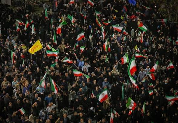 sedna_ir's tweet photo. رسانه‌های معاند این صحنه‌ها رو سانسور می‌کنن. پس خودمون روایت می‌کنیم. از کف خیابون، بی‌واسطه، صادقانه. 
#خیابان_ایران
#IranianOnit https://t.co/30DessefFf
