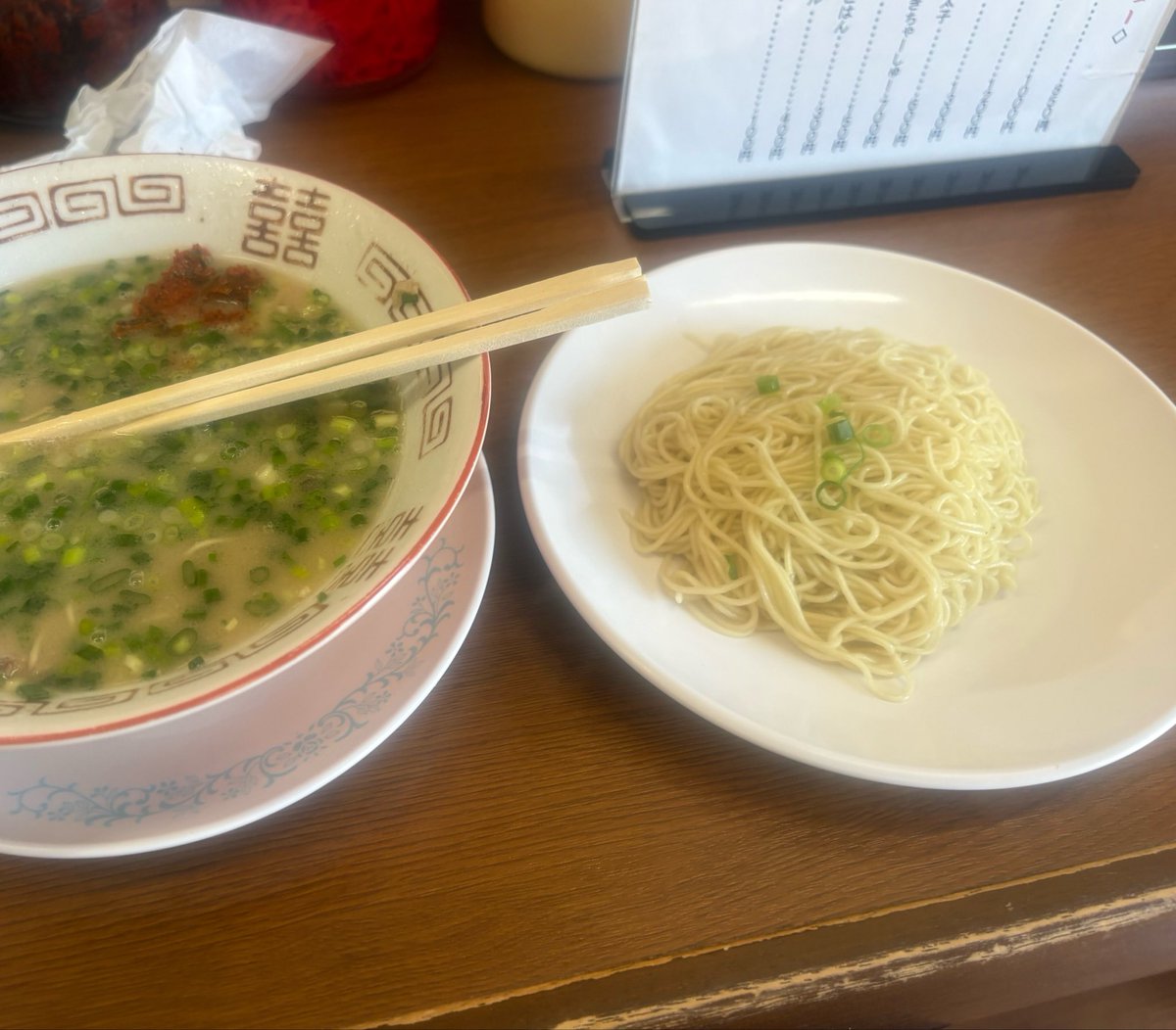 ialice17's tweet photo. ラーメンを食べに松戸まで来ましたwww

長浜系豚骨がどうしても食べたくて！！٩( 'ω' )و

松戸のもりやさんって所で頂きました！
ネギチャーシューめんをバリカタで。

替え玉はヤワで頼んでみました。
個人的な好みで言ったらヤワの方が好きでした。折角千葉まで来たし、あと一件くらい回りたいなぁ… https://t.co/XryKsMFMDp