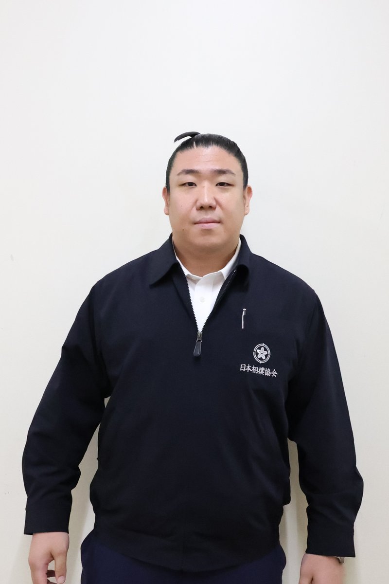 sumokyokai's tweet photo. ＜北勝富士引退大山襲名披露大相撲＞
引退後、若者頭として本日初業務の若隆元。

#sumo #相撲 #若隆元 https://t.co/KlbQIe2Zde
