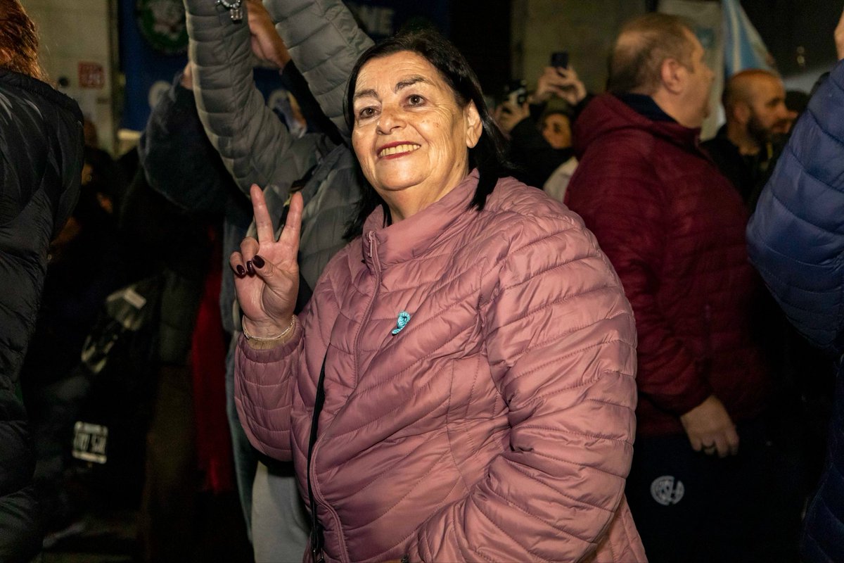 geminiani1963's tweet photo. A un año de la injusta detención de Cristina, la militancia peronista de la Ciudad reclama su libertad en San José 1111.

La condena a Cristina también fue una condena a los trabajadores y su dignidad. Seguiremos organizados, defendiendo la democracia y acompañándola. https://t.co/kgYVSxZhUO