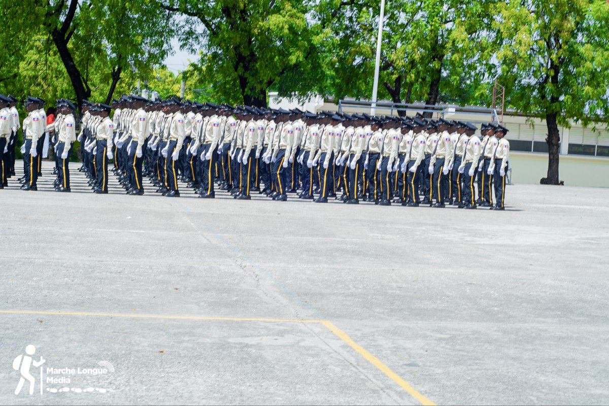 MarcheLongue's tweet photo. Cérémonie de graduation de 1200 aspirants policiers, dont 239 femmes. 
Il s’agit de la deuxième cohorte du programme P4000 https://t.co/AevxrsTbdy