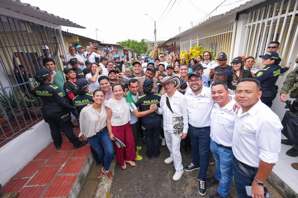 MinEnergiaCo's tweet photo. #PetroLeCumplióAlCaribe, por eso llegó hasta Barranquilla para evidenciar los avances de #ColombiaSolar.

Junto al ministro @PalmaEdwin y el equipo del @MinEnergiaCo, el Presidente @petrogustavo visitó el barrio Villas de San Pablo, para realizar la entrega oficial de las primeras casas con techo solares que hacen parte de este programa, que transforman los subsidios en paneles y garantizan energía limpia autogenerada por las comunidades.

¡En este Gobierno #ConDignidadCumplimos!