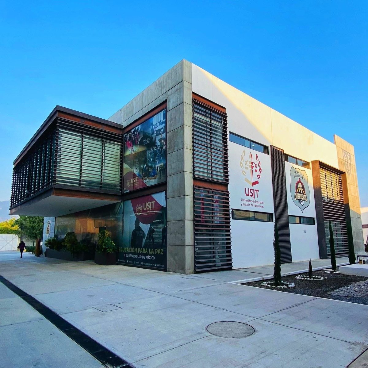 SSP_GobTam's tweet photo. #FotoDelDía 

La Universidad de Seguridad y Justicia de Tamaulipas (USJT), única en su tipo en la entidad ofrece carreras como Criminología, Ciencias Policiales, Seguridad Pública y Derecho. https://t.co/KFwIFdrbun