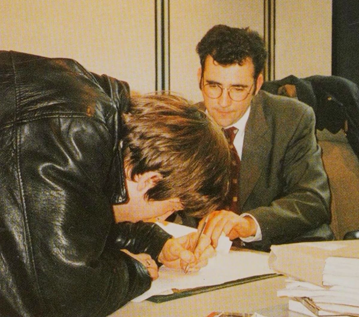 liveforeverdemo's tweet photo. Liam and Noel when oasis singed to creation on the 31st of May, 1993🪽
(in two days) 
oasis would’ve been signed to creation 32 years ago today!⭐️) https://t.co/4cK2tNOMvn