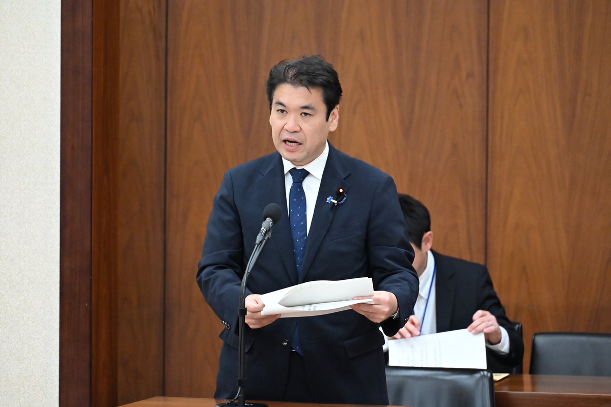 matsumoto_yohei's tweet photo. 昨日は閣議の後、衆議院・文部科学委員会では著作権法改正案の趣旨説明、参議院・本会議では学校教育法等の一部を改正する法律案の趣旨説明と質疑が行われ、それぞれの法案が衆議院・参議院で審議が始まりました。丁寧な答弁で充実した審議となるようにつとめてまいります。
午後は私が本部長をつとめる「火山調査研究推進本部」。全国の火山の観測や研究に関する今後10年間の施策の方針をとりまとめられました。検討を積み重ねてこられた皆様に敬意。観測や研究を火山防災につなげてまいります。
その他、定例記者会見や省内打ち合わせ等でした。
