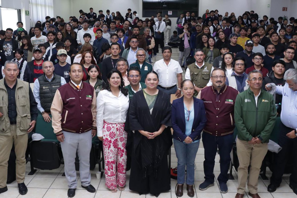alhely_arronis's tweet photo. La “Expo Tecnologías Verdes” fue un espacio en el que la comunidad educativa del Tecnológico de Estudios Superiores del Oriente del Estado de México, en el municipio de #LaPaz, fortaleció sus conocimientos sobre sustentabilidad a través de conferencias, actividades y proyectos enfocados en el uso de tecnologías amigables con el medio ambiente. 

Agradezco al Dr. Miguel Ángel Guevara Nieto, al M.V.Z. Ithiel Berrum González, al Dr. Daniel González Villanueva y a Edwin Eduardo Labra Amador por compartir su conocimiento y experiencia con las y los estudiantes, mediante conferencias que impulsan la innovación, la conciencia ambiental y la construcción de soluciones sostenibles para nuestras comunidades.

#ElPoderDeServir