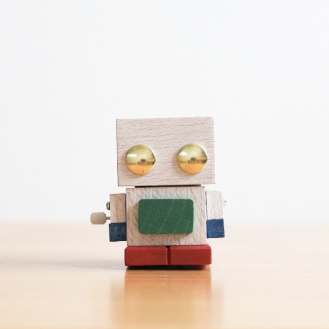 comomgstoy's tweet photo. ゼンマイで動く木製のロボット「ブリ木ロボ」。
左右に頭を揺らしながら歩く様子がとてもかわいらしいです☺︎

現在は季節やイベントごとに限定製造しており、同じカラーを再び販売することはありません、
是非この機会を逃さぬよう、チェックしてみてください👀 

https://t.co/3PnLg5UteA https://t.co/ub7iSVLktr