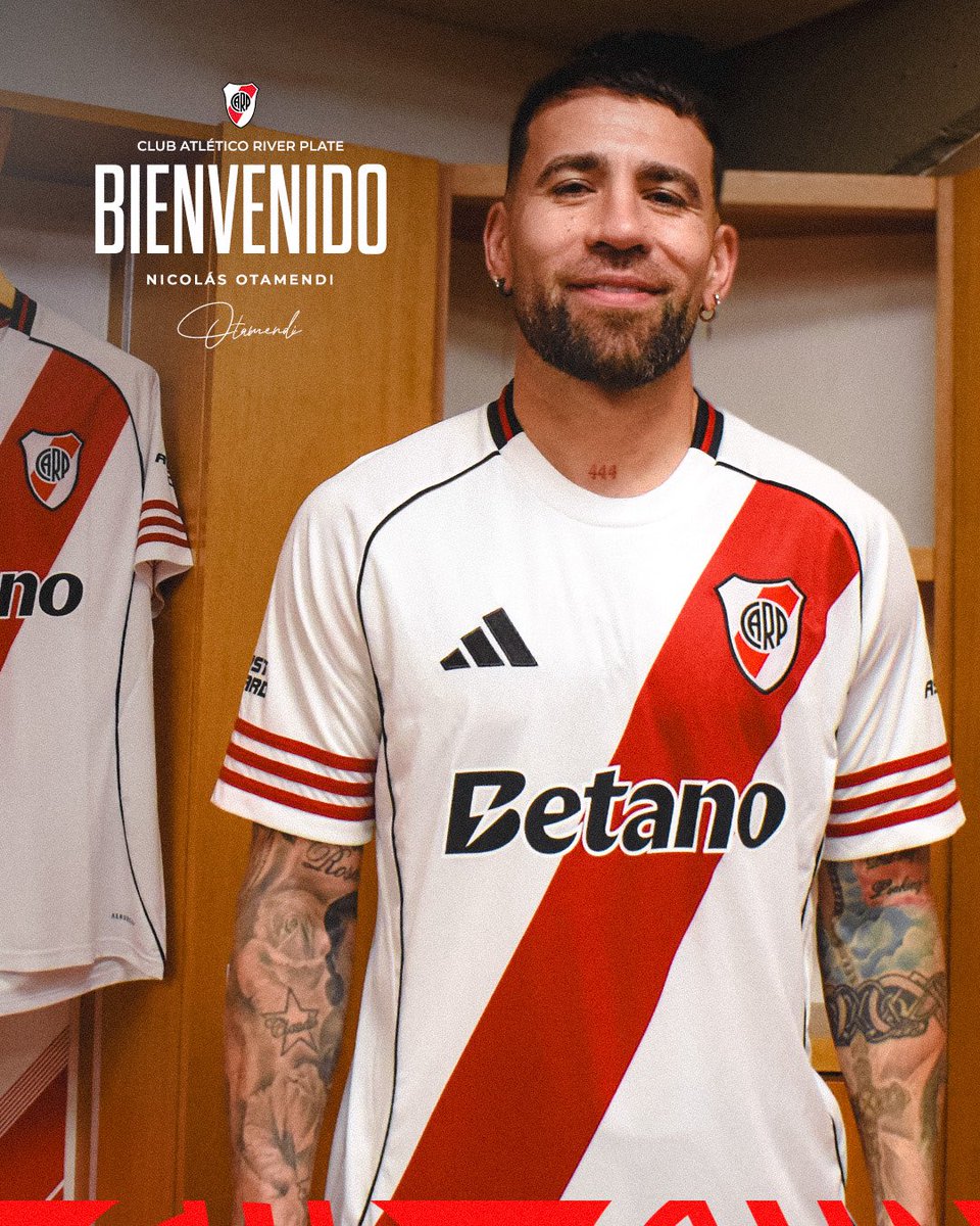 SC_ESPN's tweet photo. 🔴⚪ ¡EL HINCHA QUE CUMPLIÓ SU SUEÑO! Nicolás Otamendi ya viste la banda Roja... ¿Qué mensaje le dejás al General?

📷 @RiverPlate https://t.co/6jMLzWV7rN