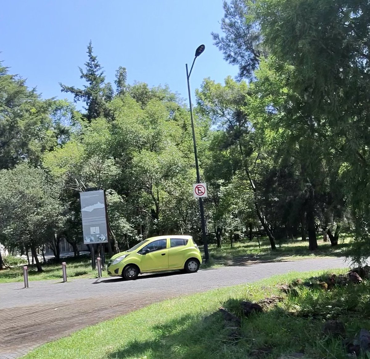 multacdmx's tweet photo. @ChapultepecCDMX por qué entre semana sí permiten que los autos se estacionen en lugar prohibido? https://t.co/ajiGUcu0LS