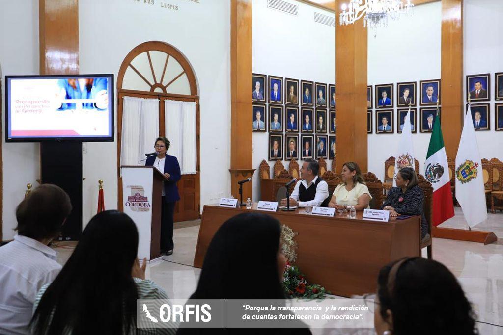 ORFIS_VER's tweet photo. La Auditora General del #ORFIS, la Mtra. @DeliaGlezCobos impartió la capacitación “Presupuestos con Perspectiva de Género”, dirigida al funcionariado del ayuntamiento de Córdoba. El evento contó con la participación del presidente municipal, Manuel Alonso Cerezo, 1-2 https://t.co/zQGxeJAF0f
