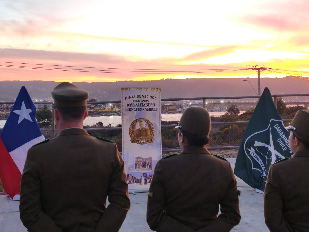 CarabBioBio's tweet photo. Junto a la Junta de Vecinos “General José Bernales Ramírez”, Carabineros de #Lebu, encabezados por el Prefecto, conmemoraron el 18° aniversario del fallecimiento de este General Director, cuyo legado de servicio y entrega continúa inspirando a nuestra institución y a la comunidad https://t.co/BZNuBEMXWf