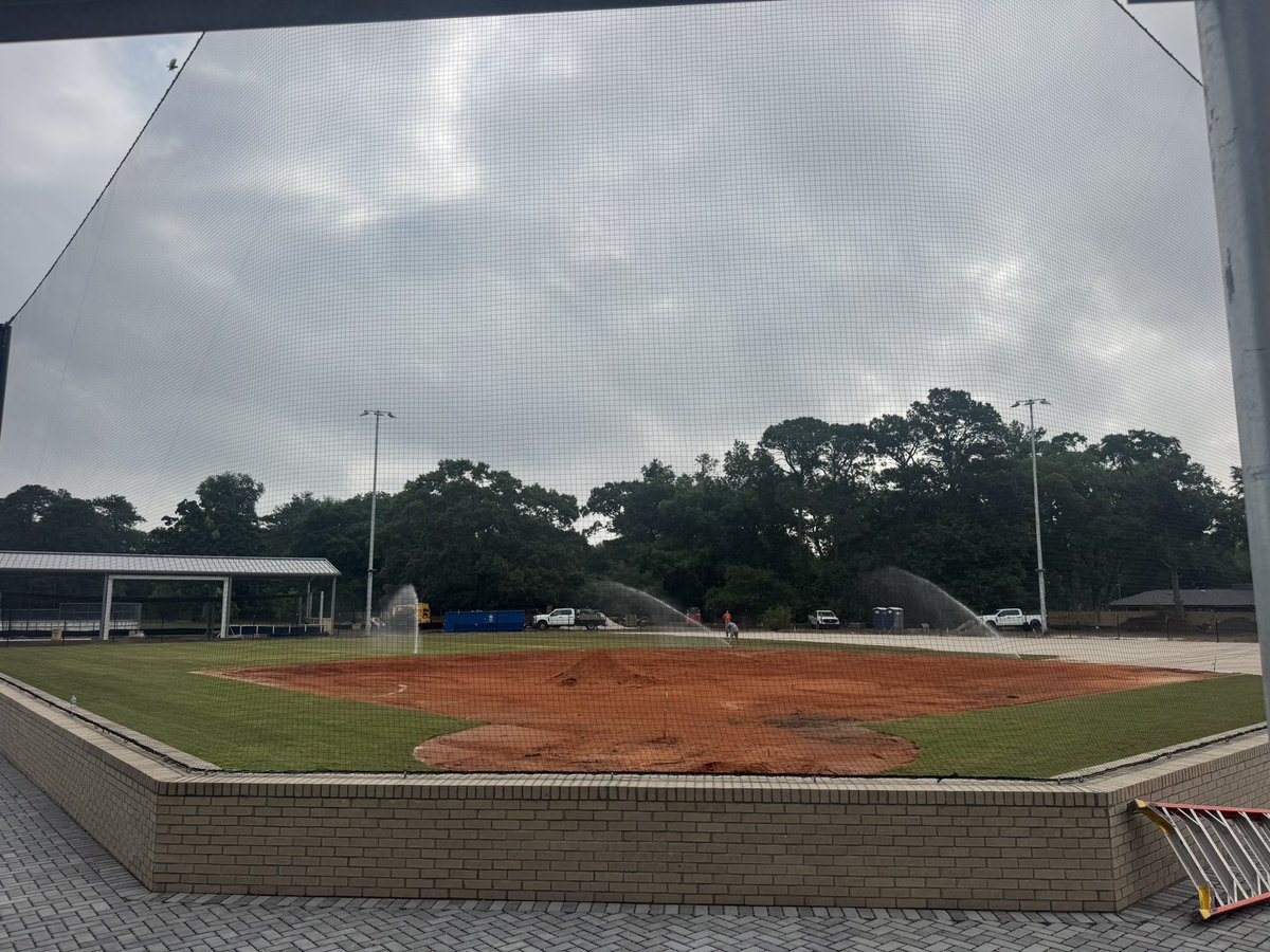 ModernTurfSport's tweet photo. Sod going in at Lents Field. #weworkyouplay https://t.co/cXnHhJEZhB