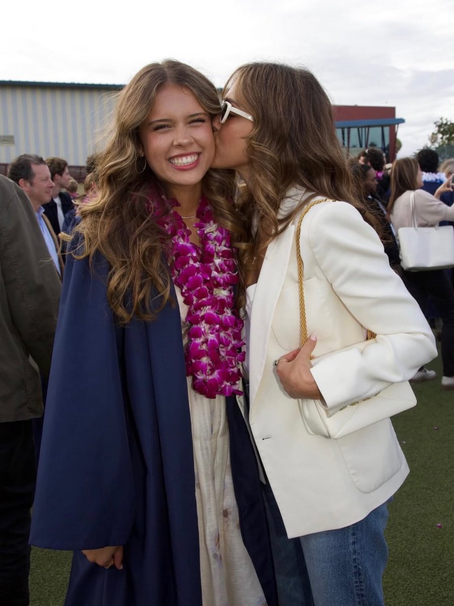 JessicaAlba_pr's tweet photo. My baby girl graduated yesterday and my heart aches with pride 🥹🤍🎓

To my Honorcita - It feels like yesterday I was holding you in my arms, and in the blink of an eye, you’re standing here ready for your next chapter. that inspires everyone around you.

Congratulations, 😘🍾 https://t.co/LwM7hQMNkN