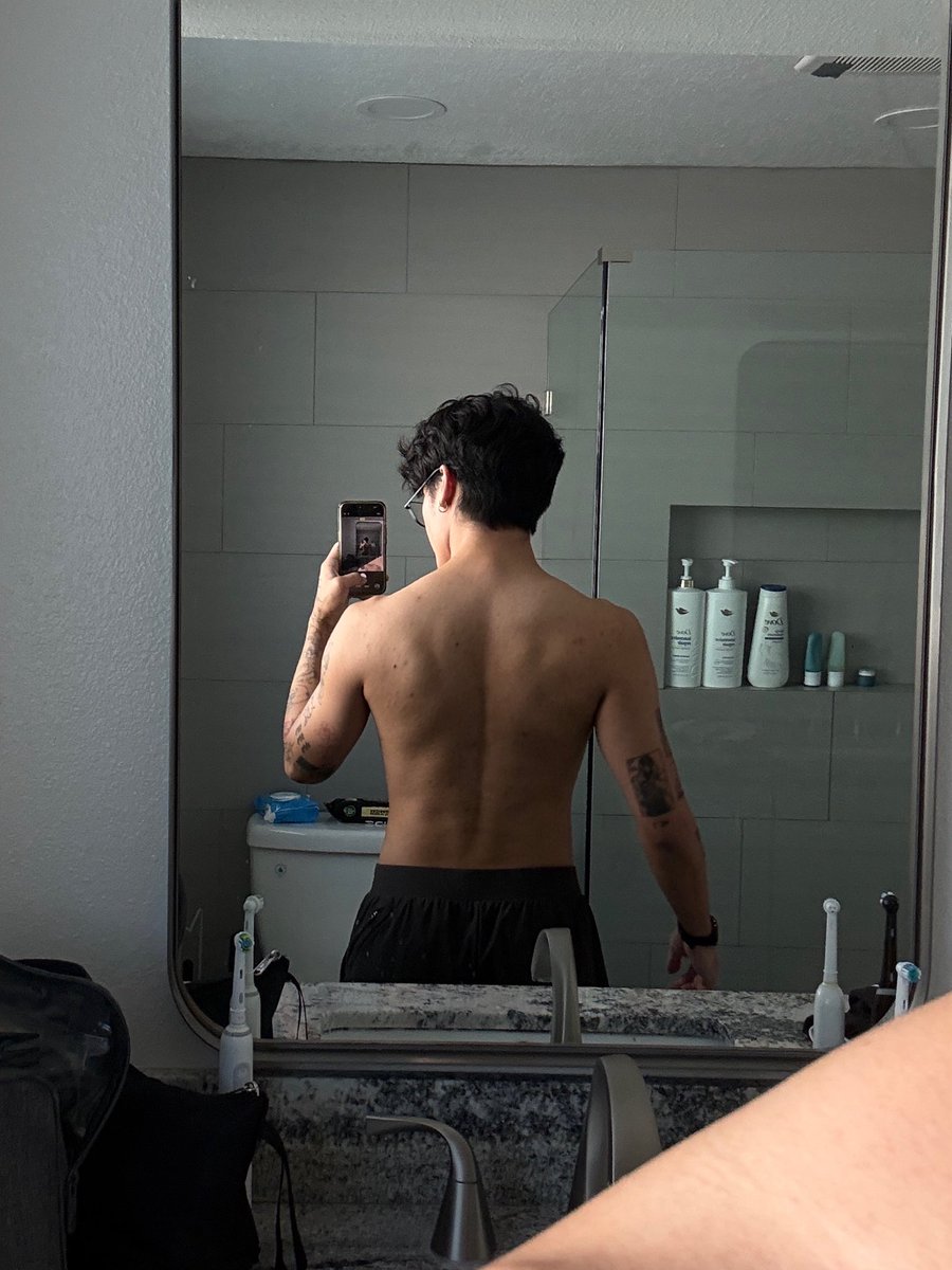 milkyjayx's tweet photo. How do I take this bathroom lighting home. https://t.co/fDeN0K6LKV