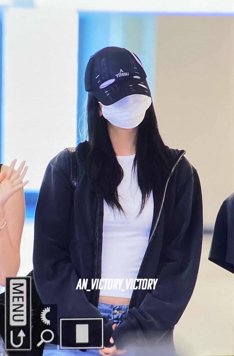Victory__yujin's tweet photo. 260530 GMP 출��� 안유진 PRE.

잘다녀와아👋

#안유진 #아이브 #IVE #ANYUJIN https://t.co/yAAHcaav8s