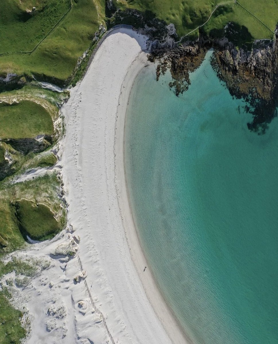 galwaytourism's tweet photo. A quiet corner of Connemara, Co. Galway 🏖️🌊🩵

📸 ig/sineaddebuitleir 

#connemara #bestbeaches #dogsbay #roundstone #galway https://t.co/GQ2OSMGKrX