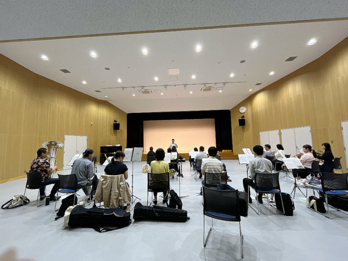 sanda_orchestra's tweet photo. 昨日はニールセン改めニルセンの分奏！
管楽器セクション練習は八木先生に見ていただきました🎺
ありがとうございました♪
写真は昨日と先週、先々週の合奏練習風景です🎻 https://t.co/hx6LofyQLC