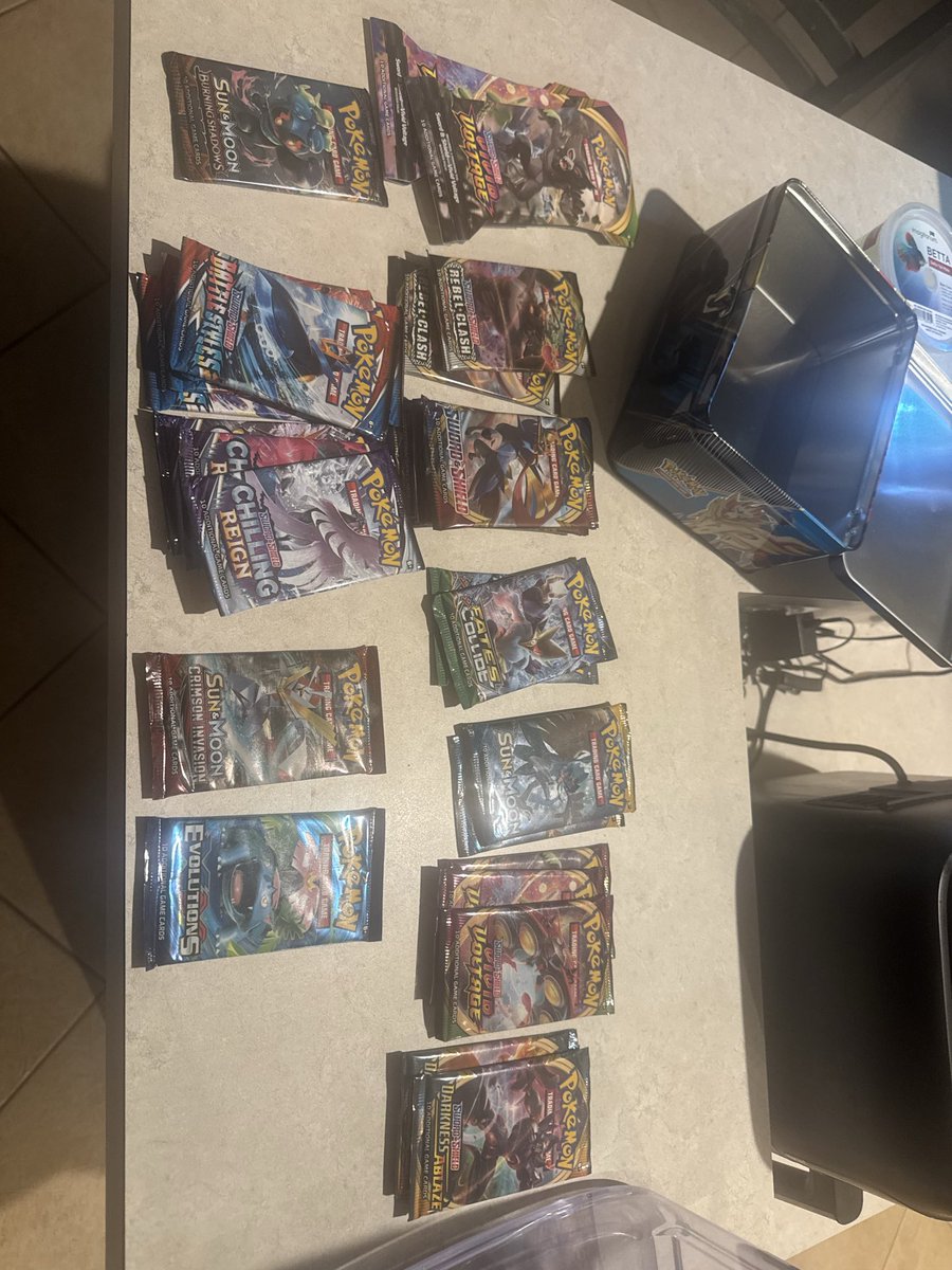 MattyCLT's tweet photo. Was going through tins of what I thought was bulk commons/uncommons…. I was drunk when I did this 100% https://t.co/EstjUgZjAh