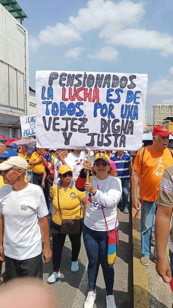 AraguaConVzla's tweet photo. Hoy #29May, la sociedad civil y gremios de #Aragua marcharon en Maracay por el Día del Adulto Mayor.

​Exigimos: Respeto y vida digna para nuestros abuelos.

​¡Por sus reivindicaciones y el futuro del país, elecciones ya! https://t.co/OCjCHIcbCG