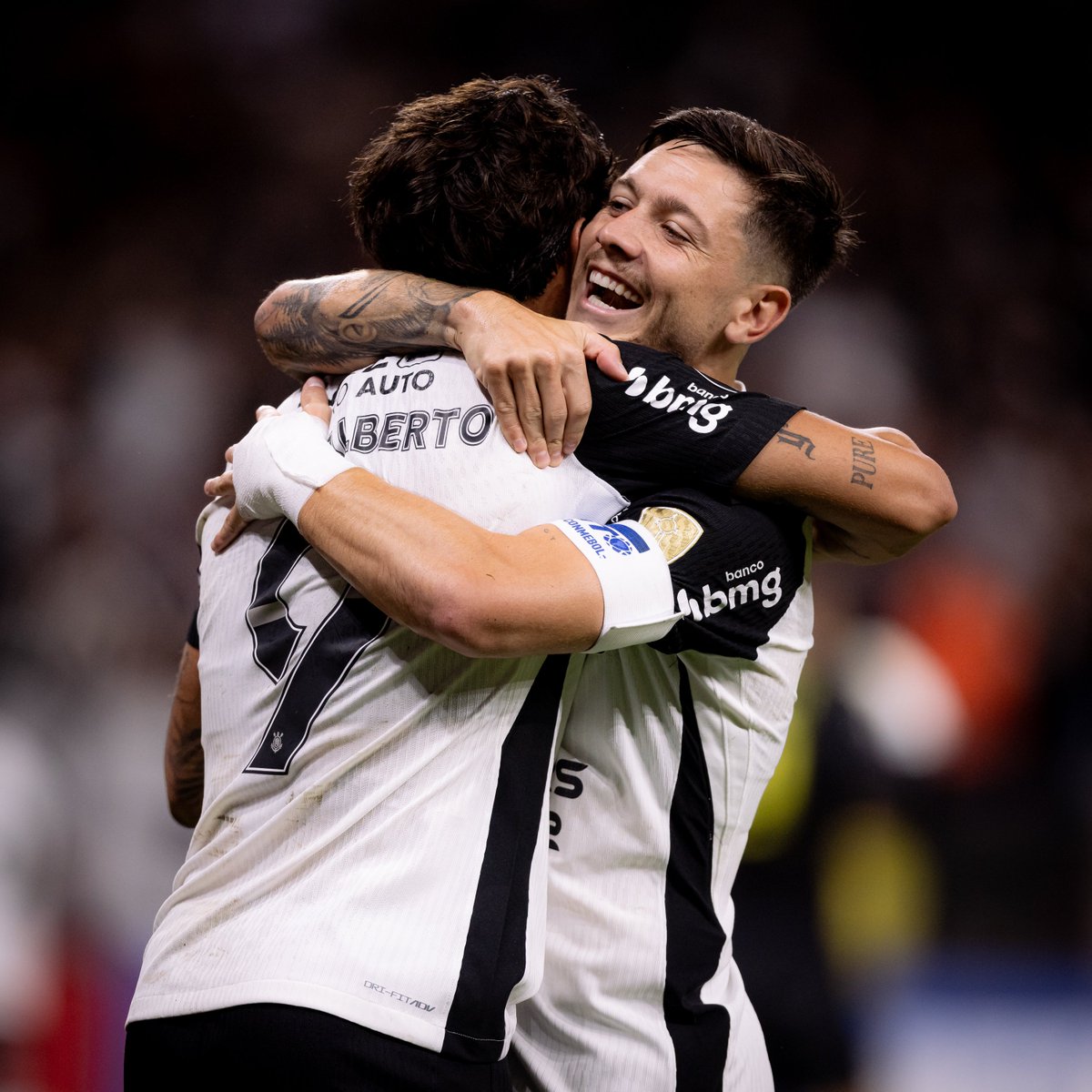 sccpnumeros's tweet photo. Globo registra sua melhor média de audiência na fase de grupos da Libertadores desde 2023.

A Libertadores 2026 já se consolida como um grande sucesso de audiência na TV aberta. A atual edição registra, até aqui, a melhor média de audiência em São Paulo nos últimos três anos. Nas seis rodadas da fase de grupos, a competição alcançou média de 19,7 pontos, superando com folga os 17,9 pontos registrados em 2025 e também os 19,6 pontos obtidos em 2024.

Não é exagero afirmar que boa parte desse desempenho passa pela presença do Corinthians, que voltou a disputar a fase de grupos da Libertadores justamente após ausência desde 2023. Os três jogos do Timão exibidos pela Globo ultrapassaram a marca dos 20 pontos de audiência e lideram o ranking das maiores transmissões desta edição da competição.