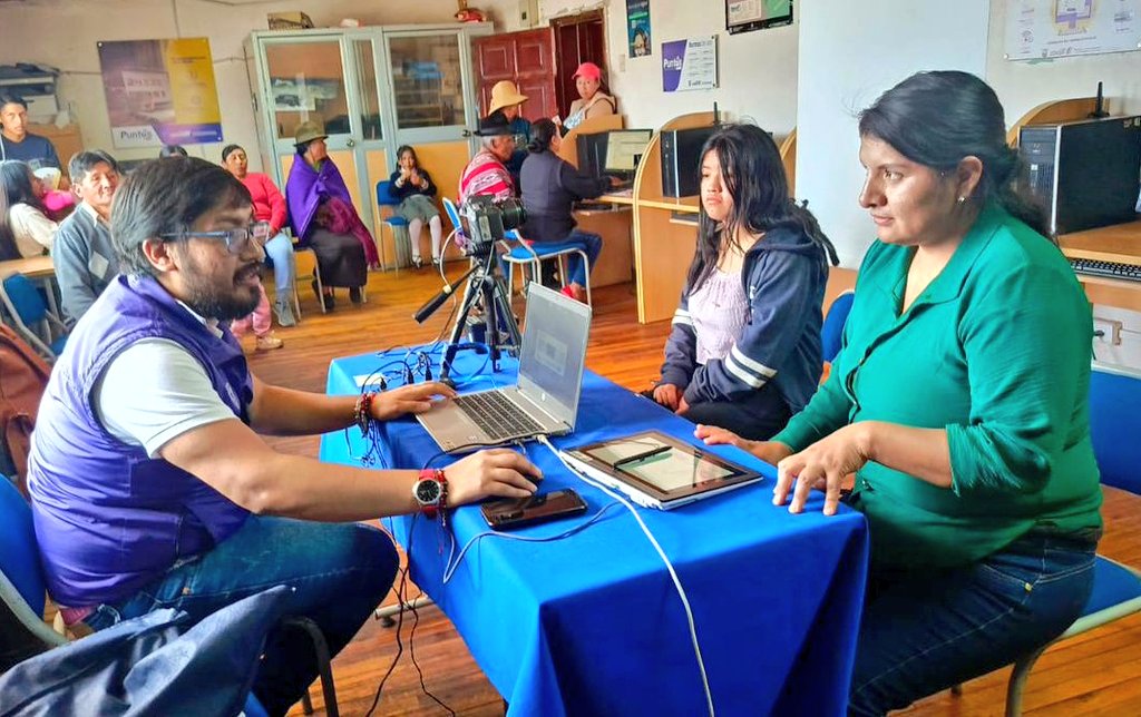 RCivil_Zona3's tweet photo. 📌#Riobamba | #Quimiag
La #BrigadaMovil de @RegistroCivilec llevó el servicio de cedulación a los moradores de este sector, acercando atención rápida y oportuna a la comunidad 🤝🪪🏡
Seguimos trabajando para brindar servicios accesibles y de calidad a todos los ciudadanos 💜🇪🇨 https://t.co/BGG7l3njXN