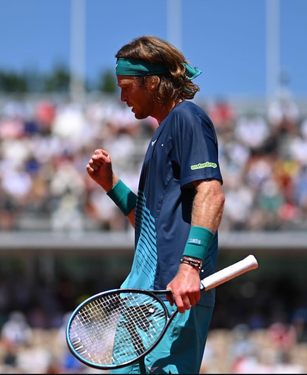 Eneri918's tweet photo. Andrey Rublev @ Roland Garros ❤️‍🔥

📸 cocodubreuilphoto IG https://t.co/4w3eGyMJV6