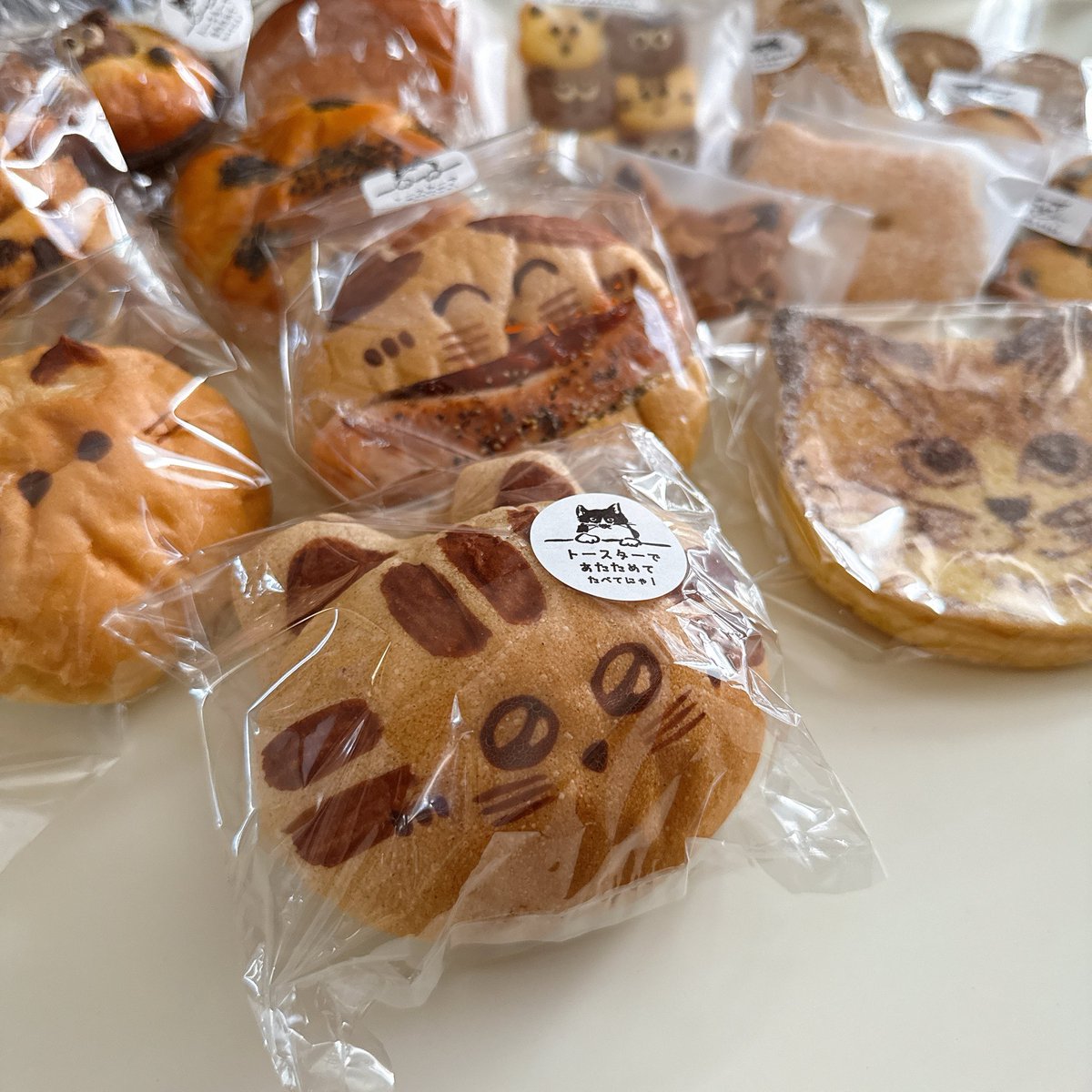 galact_g's tweet photo. この間静岡帰ったときに CAT&amp;BAKES 9456 さん行ってきた！猫ちゃんだらけでかわいくてたくさん買ってしまった〜また静岡行ったときは寄りたいお店 https://t.co/cOf2CuxH9A