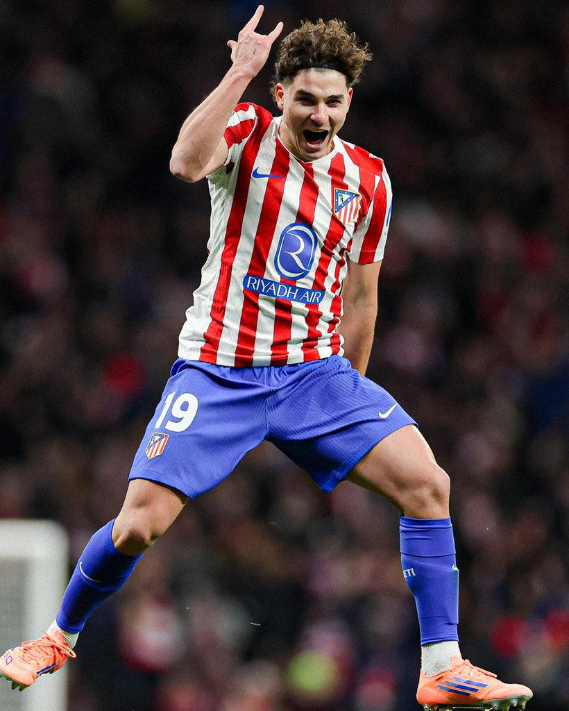 Real_vendah's tweet photo. 🚨 BREAKING! ⚡️

Atlético Madrid have known since February the interest of Barcelona, PSG and Arsenal in Julián Álvarez. 🇦🇷

Arsenal made a proposal to start negotiations for €100m + a player. 

PSG is willing to pay €120m and offer two players.

Barcelona advanced last Monday https://t.co/FbgicJTLFH