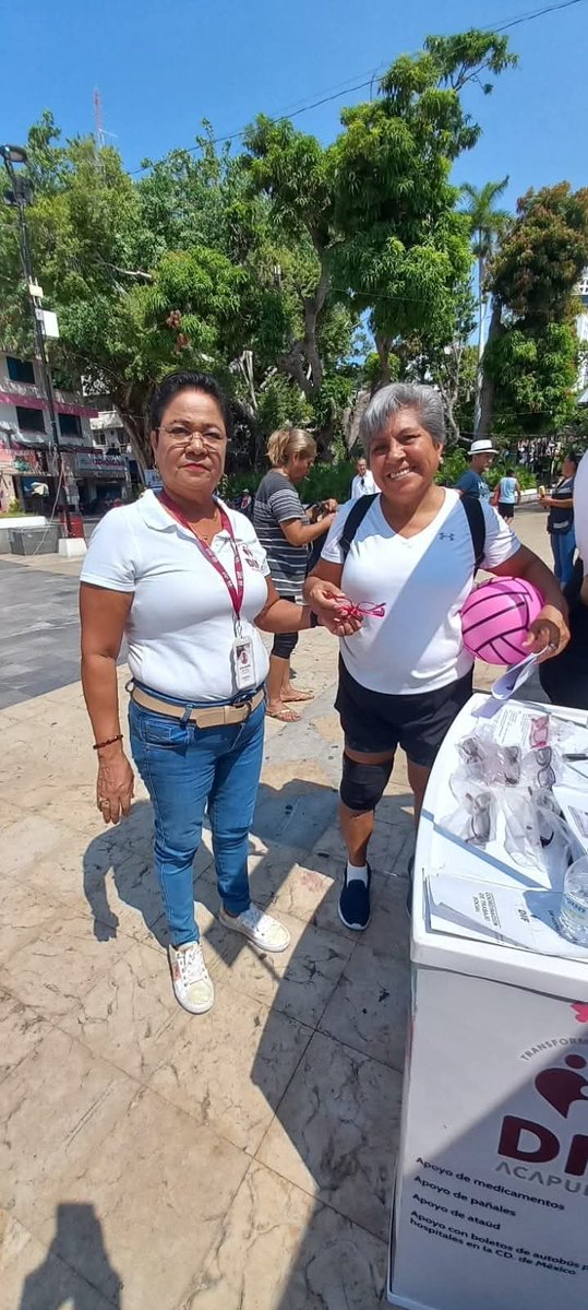 DIFAcapulco's tweet photo. Este viernes, personal de la Subdirección de Asistencia Social y su coord. de Trabajo Social y Área Médica, instaló módulos de atención gratuita como parte de las actividades de la Semana Nacional de Salud Pública 2026 que lleva a cabo la Dirección General de Salud Municipal. https://t.co/9X5b6EJUUn