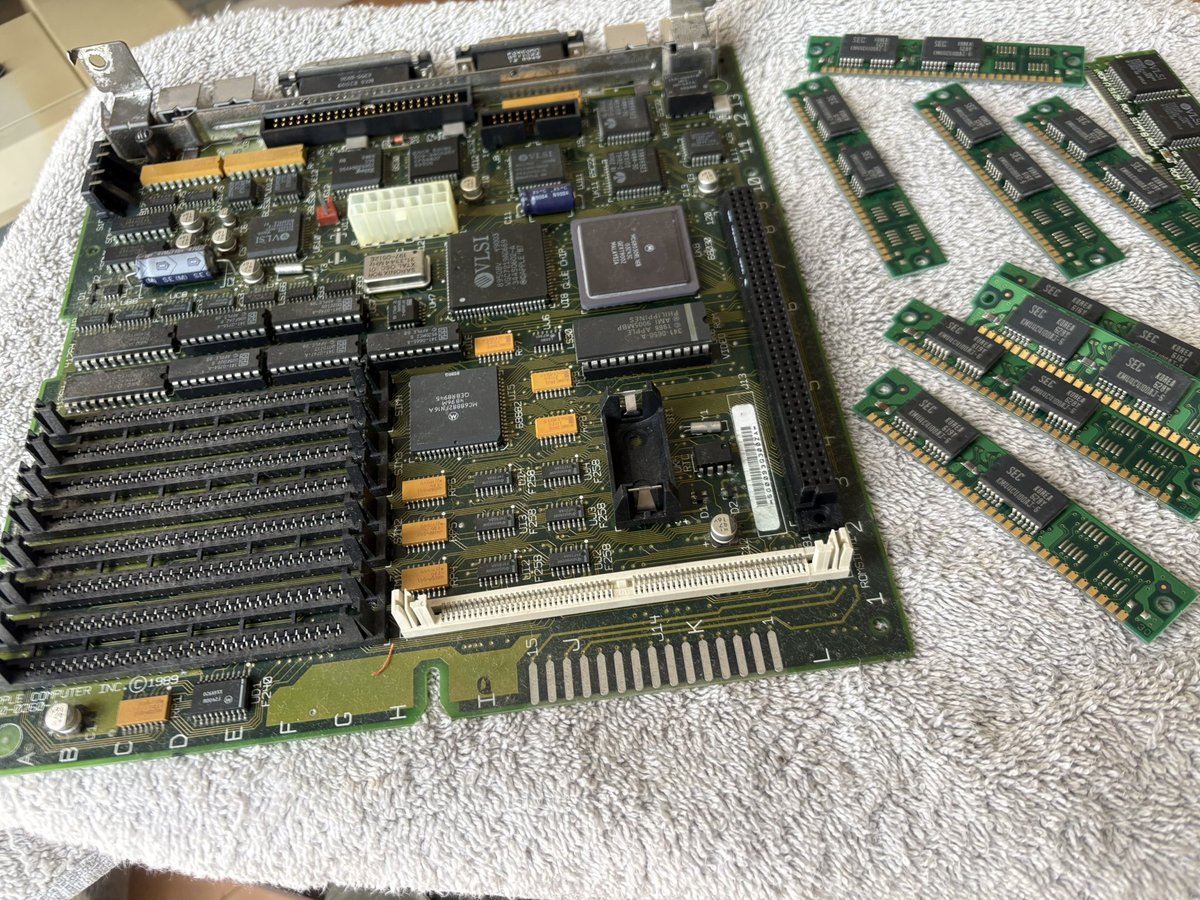 Think_D's tweet photo. さて…やるか…
4×8ぽいな@ADTEC
#Apple #Macintosh #OldMac #Vintage https://t.co/VTy0rnqLX7