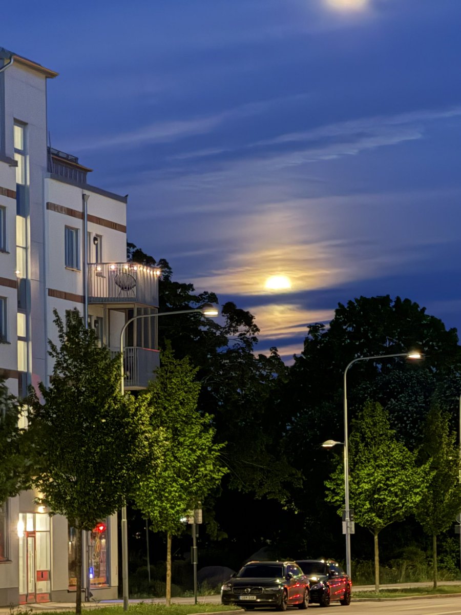tweviole's tweet photo. The moon is so pretty tonight https://t.co/f2oyBpQU9Q